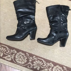 Black boots in good conditions. 7cm heels